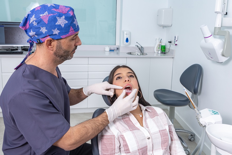 El bruxismo nocturno es una afección en la que una persona aprieta o rechina los dientes de manera involuntaria mientras duerme.